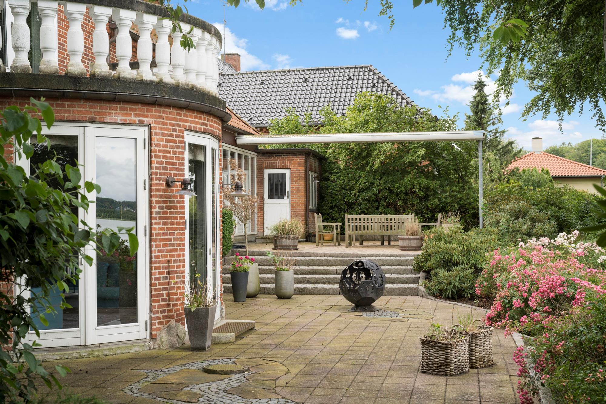 Dronninggårds Alle 106, Holte - Ejendommen